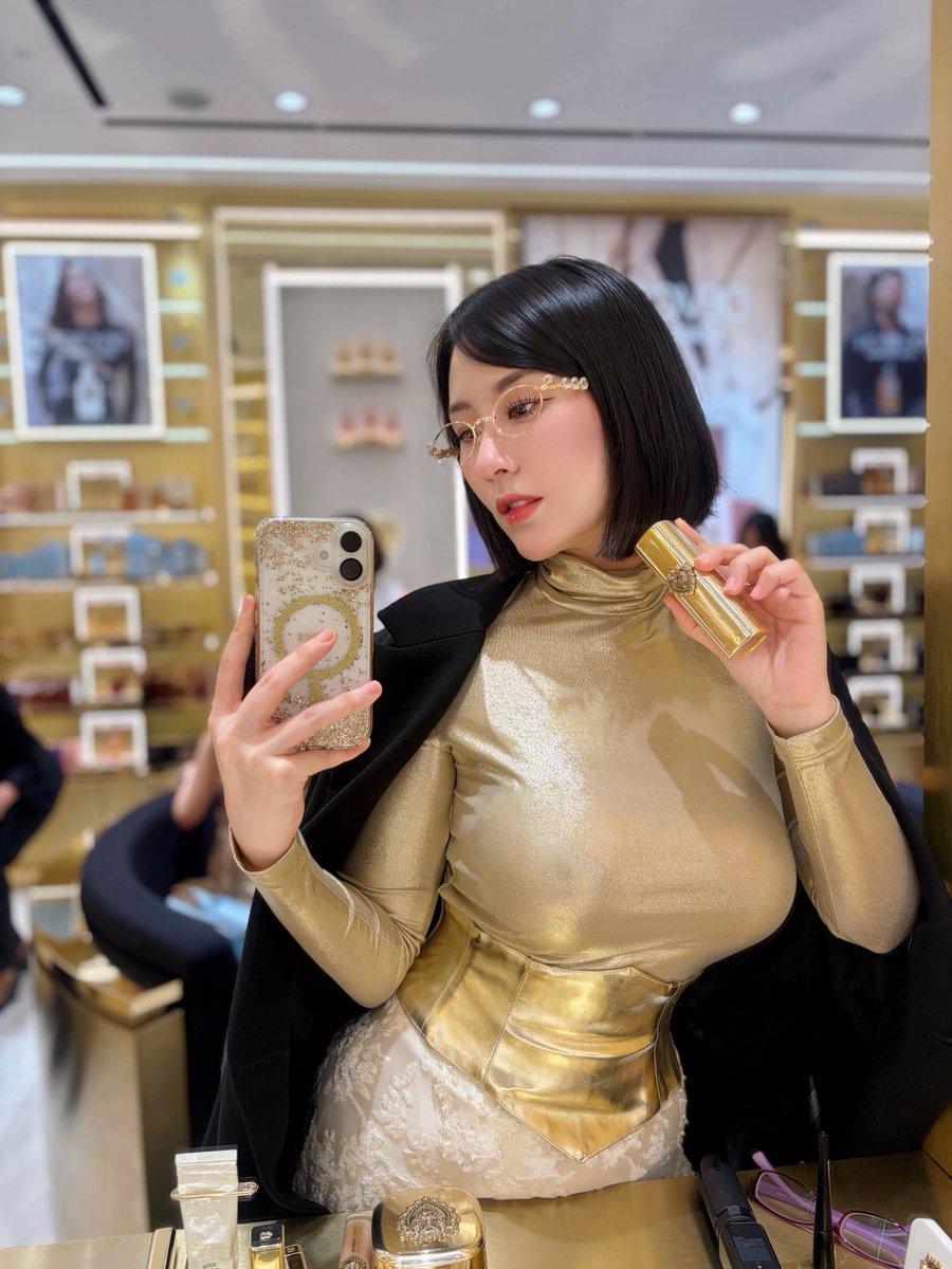 larochefort11's tweet photo. Strength, character and authenticity. With Ever-Youth Skin Collection I am forever Devoted to all that glitters. 

#DolceGabbana #DGBeauty #DGDevotion #larissarochefort https://t.co/JHqm8YpWoQ