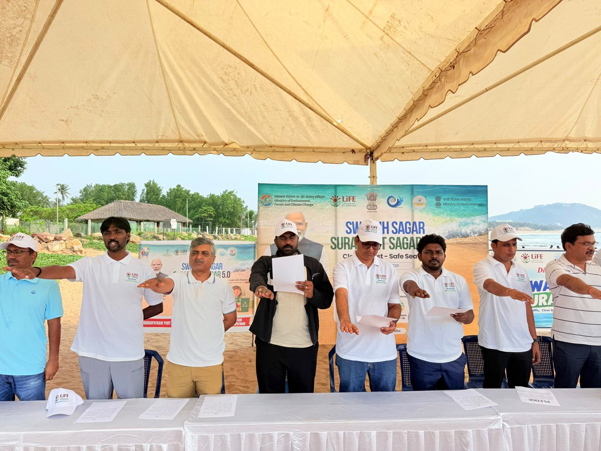 DrSandeepJSP's tweet photo. ఆంధ్రప్రదేశ్ రాష్ట్ర కాలుష్య నియంత్రణ మండలి ఆధ్వర్యంలో రుషికొండ బీచ్ లో నిర్వహించిన Swachh Sagar Surakshit Sagar 5.0 కార్యక్రమంలో ముఖ్య అతిథిగా పాల్గొనడం జరిగింది.

🌱 సముద్ర తీరాల పరిశుభ్రత, పర్యావరణ పరిరక్షణపై ప్రజల్లో అవగాహన కల్పిస్తూ ఈ కార్యక్రమం నిర్వహించడం జరిగింది.

#SwachhSagarSurakshitSagar 
#BeachCleanUp #APPCB