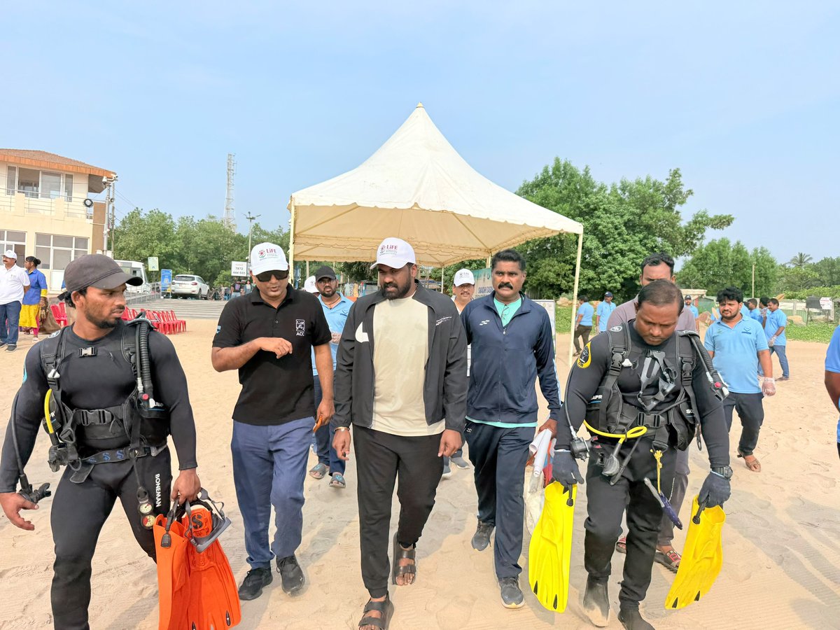 DrSandeepJSP's tweet photo. ఆంధ్రప్రదేశ్ రాష్ట్ర కాలుష్య నియంత్రణ మండలి ఆధ్వర్యంలో రుషికొండ బీచ్ లో నిర్వహించిన Swachh Sagar Surakshit Sagar 5.0 కార్యక్రమంలో ముఖ్య అతిథిగా పాల్గొనడం జరిగింది.

🌱 సముద్ర తీరాల పరిశుభ్రత, పర్యావరణ పరిరక్షణపై ప్రజల్లో అవగాహన కల్పిస్తూ ఈ కార్యక్రమం నిర్వహించడం జరిగింది.

#SwachhSagarSurakshitSagar 
#BeachCleanUp #APPCB