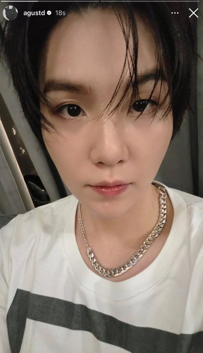 pjmIesviu's tweet photo. YOONGI NOS REGALO ESTAS DOS SELCAS, podemos hablar de lo tierno y precioso que está, su carita 😭🤏 https://t.co/I1xCQYWfJJ