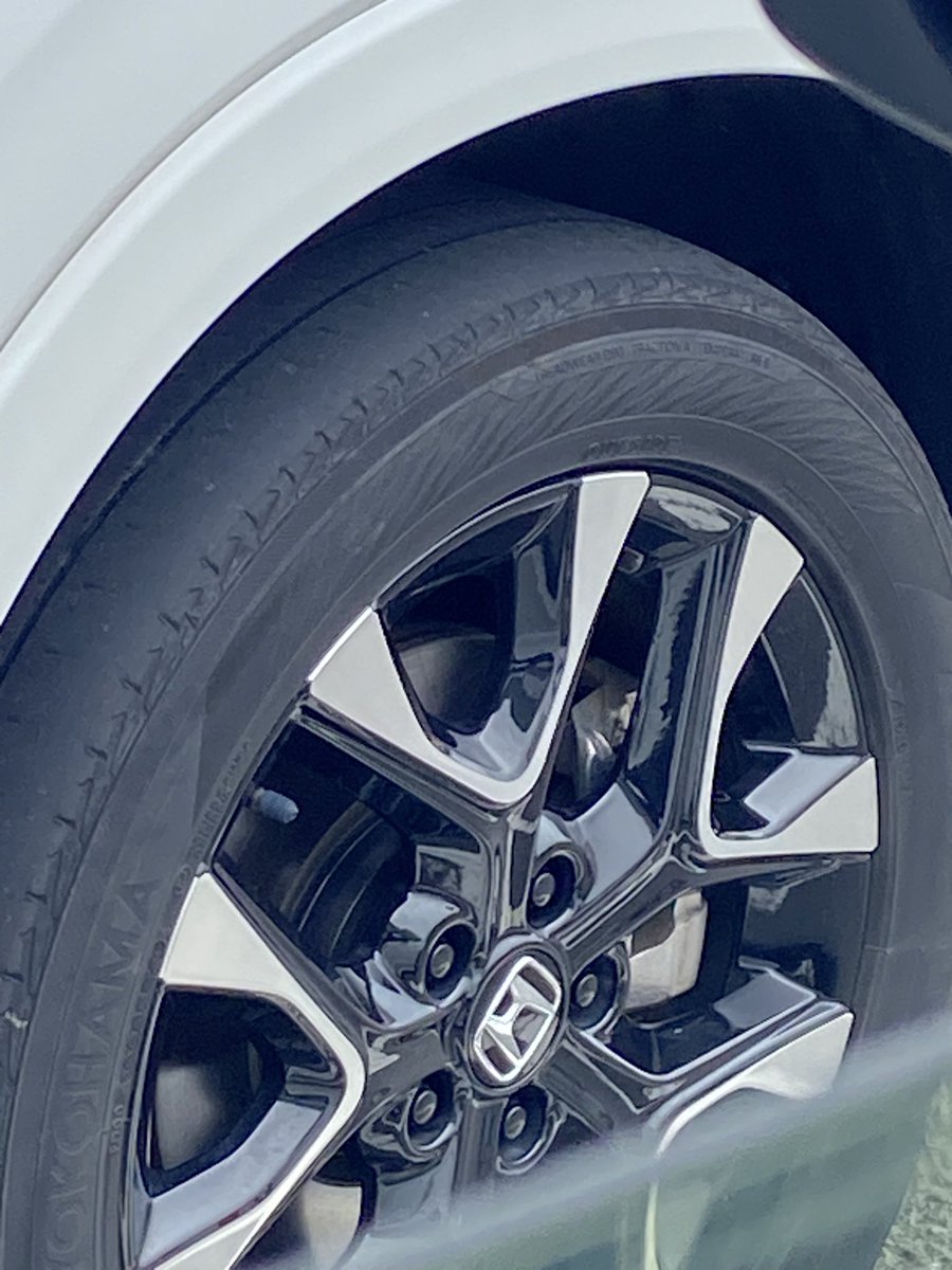 LEGATO1120's tweet photo. この状態のタイヤで車乗れる神経がわからん😱

溝が減って来てると言うより、もう無くなってる👀
こえーーー https://t.co/y3SeHn9Rlh