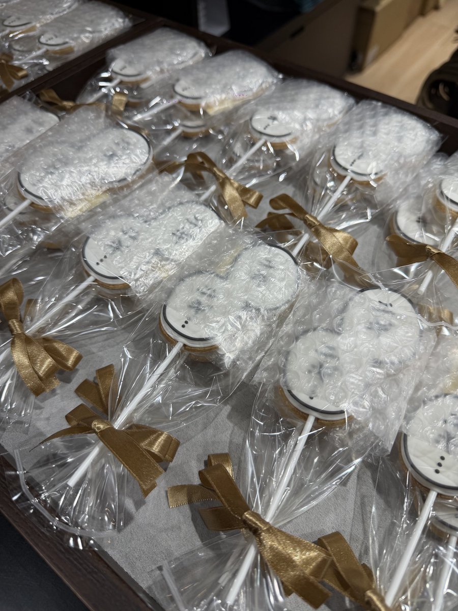 shoheimanabe's tweet photo. ウシジマ原画展
の新しいグッズ3
ニギニギ
ペロペロ
キャンディクッキー！ https://t.co/WxpDT7Xf5N
