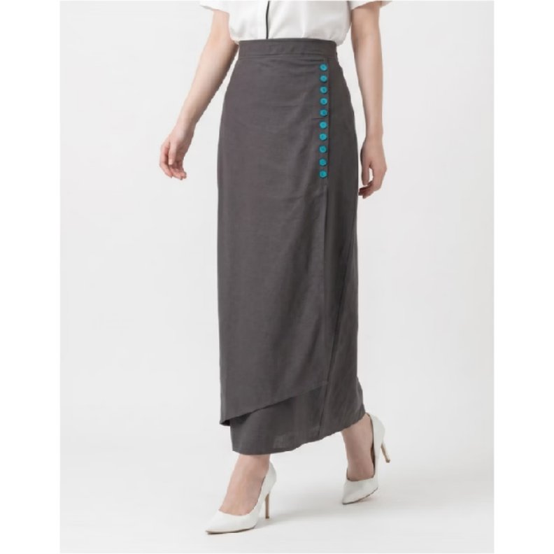 zkdlfr's tweet photo. Evelyn Linen Maxi Skirt ini tipe rok yang bikin outfit simple langsung keliatan lebih elegant🤍 High-waist + maxi length, tinggal dipaduin sama blouse, knit top, atau basic tee buat dapetin vibe yang beda https://t.co/nyIoQqCASX