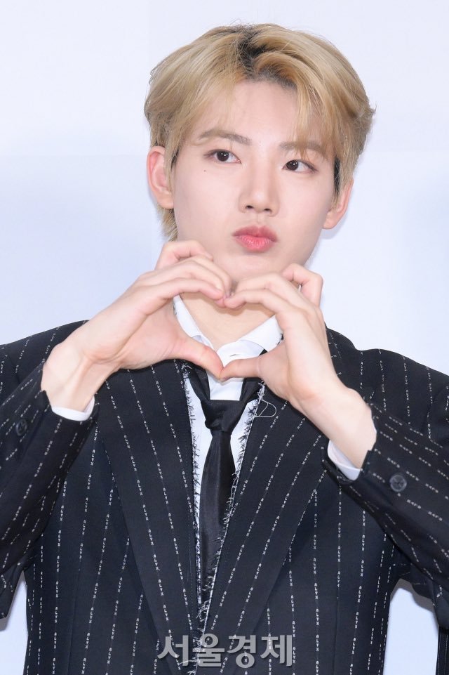PLAZANAKA's tweet photo. ตอนงาน TMA 2023 จุนกยูผมบลอนด์หล่อมาก เสียดายปีนี้อ้วนไม่ได้ไป ㅠㅠ https://t.co/oAFMiLrUiI