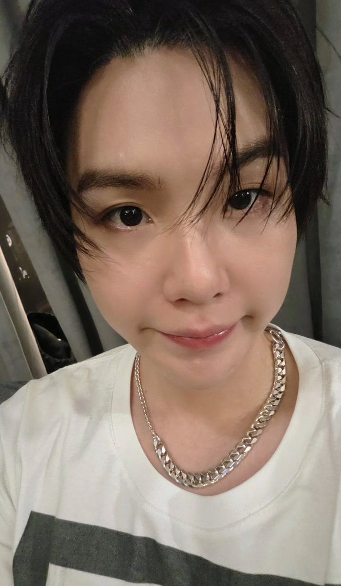 sugadooll's tweet photo. Yoongi is back to posting two different selcas we won https://t.co/KxZKJGBjCm