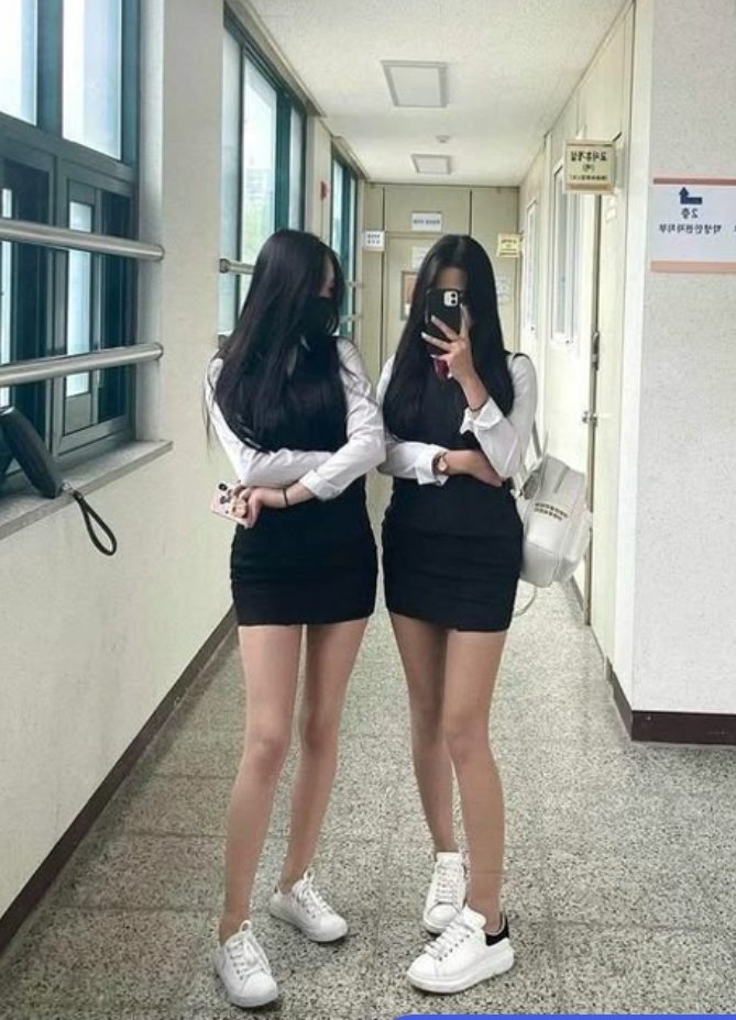 ehlover19's tweet photo. 사라지는 K-교복 
특히 경기도, 좌파 교육감 강세 지역 가면
🇨🇳  중티나는 정체모를 체육복&amp;생활복을 교복처럼 입고 댕김.... https://t.co/pF963raT3T