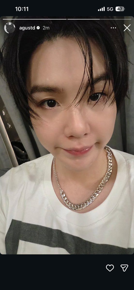 tetebbi's tweet photo. yoongi uploaded selcas just like the way he used to (one with a smile) https://t.co/443pVcieT6