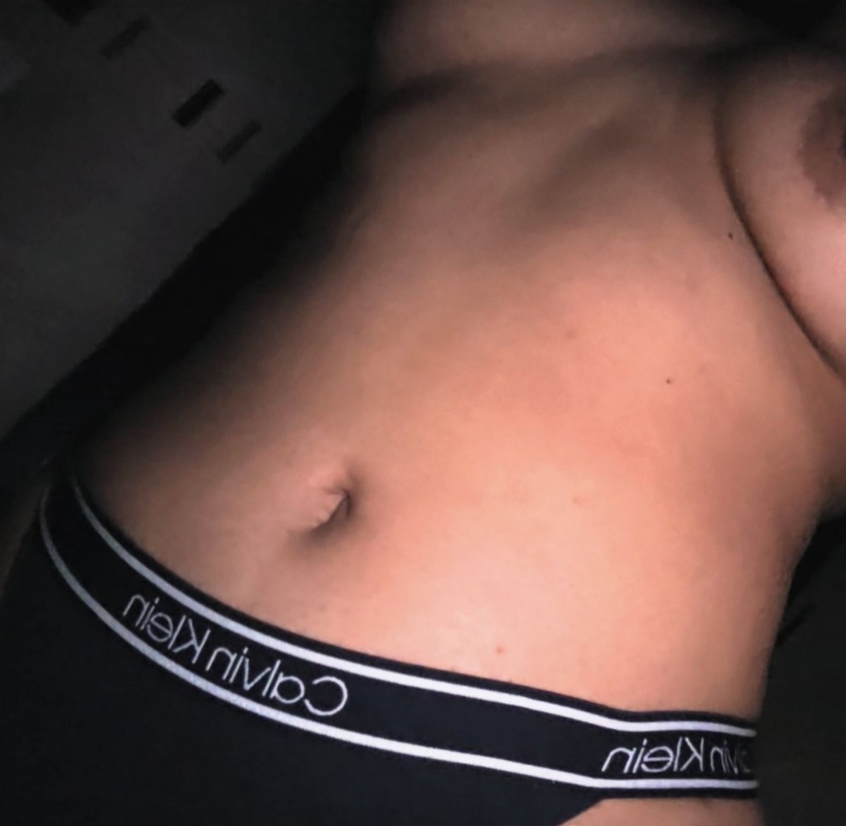 inluuvuu's tweet photo. prefieren quitarme la tanga o hacerla a un ladito para penetrarme? 😚 https://t.co/7iH0q18VFK