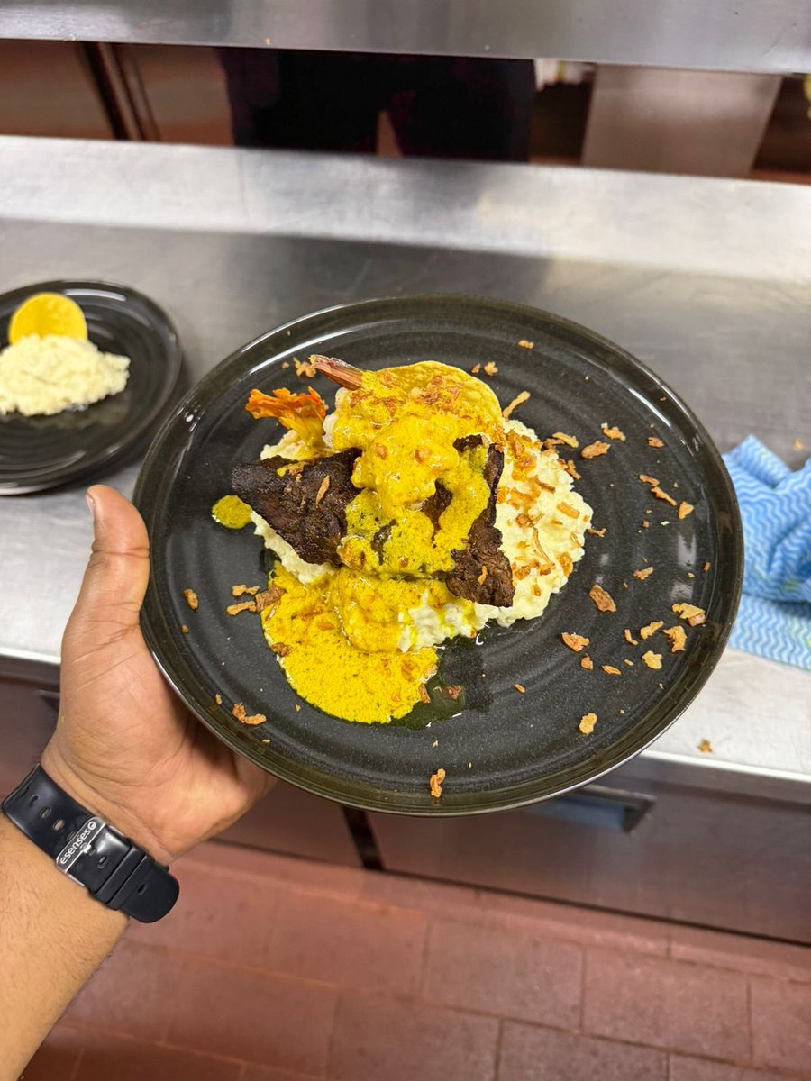 ChefFrak3's tweet photo. Lomo viche de res una cama de risotto cremoso, coronado con langostinos envueltos en tocineta, en salsa de Coco , y cebolla rostizada.🥥🍤🥓🥩🍂🍂 https://t.co/UydhXJoKKN