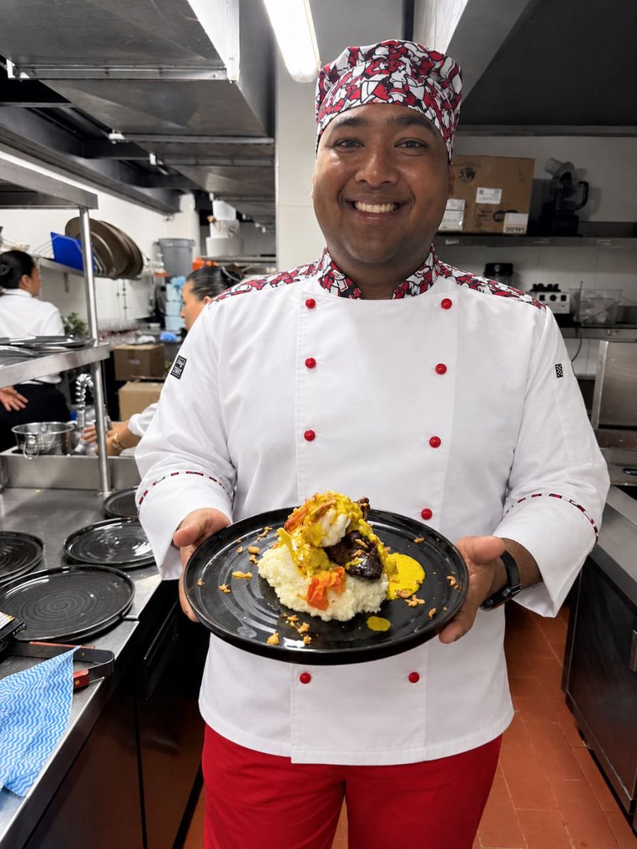 ChefFrak3's tweet photo. Lomo viche de res una cama de risotto cremoso, coronado con langostinos envueltos en tocineta, en salsa de Coco , y cebolla rostizada.🥥🍤🥓🥩🍂🍂 https://t.co/UydhXJoKKN