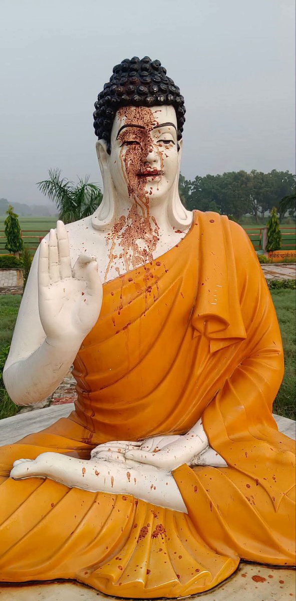 VikasMaury6491's tweet photo. जनपद संत कबीर नगर ग्राम बभनी में किया गया यह दुर्व्यवहार बेहद निंदनीय है
गौतम बुद्धजी कीमूर्ति कोक्षतिग्रस्त किय गया और उसके ऊपर पान खाकर थूका गया। यह कृत्य समाज कीभावनाओं को आहत करने वाला है
पुलिस-प्रशासन दोषियों कीपहचान कर के कड़ी से कड़ी कार्रवाई की करे..... @upgrphq @UPGovt https://t.co/Z77Veg19FO