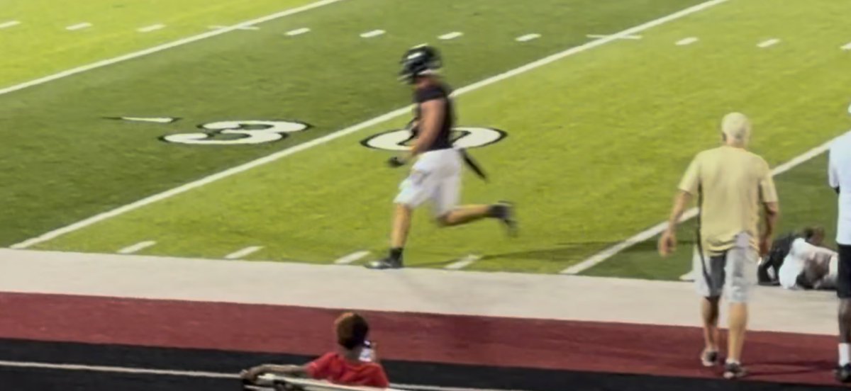 JDcwdie's tweet photo. @810varsity @bjbowman13 @LSNorthFootball @LSNActivities @LincolnStechman He was out of bounds tho @LSHSBarstool https://t.co/ucP7LNbinR