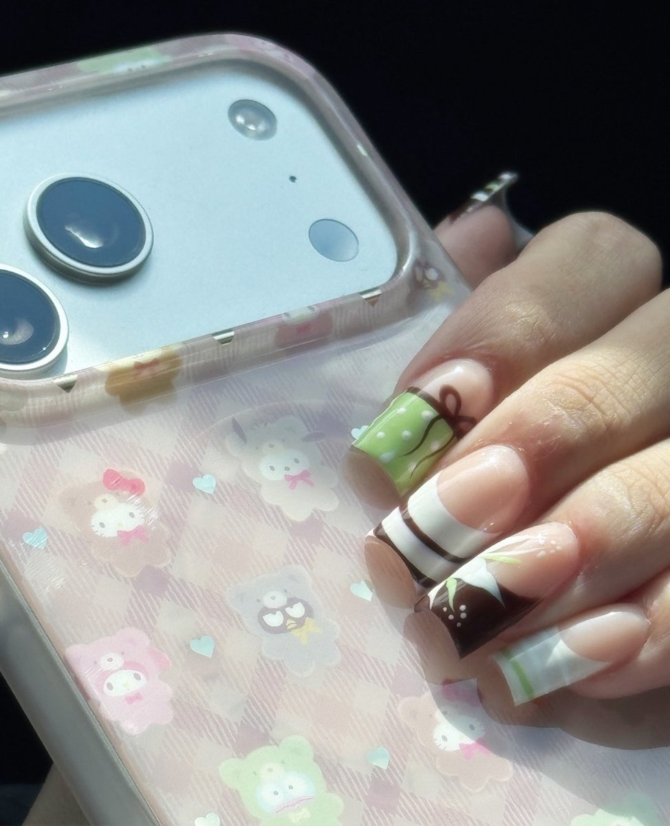 sarsarlps's tweet photo. This isn’t LPS but I love my nails sm I had to show eek >⩊< https://t.co/rymTh14rVB
