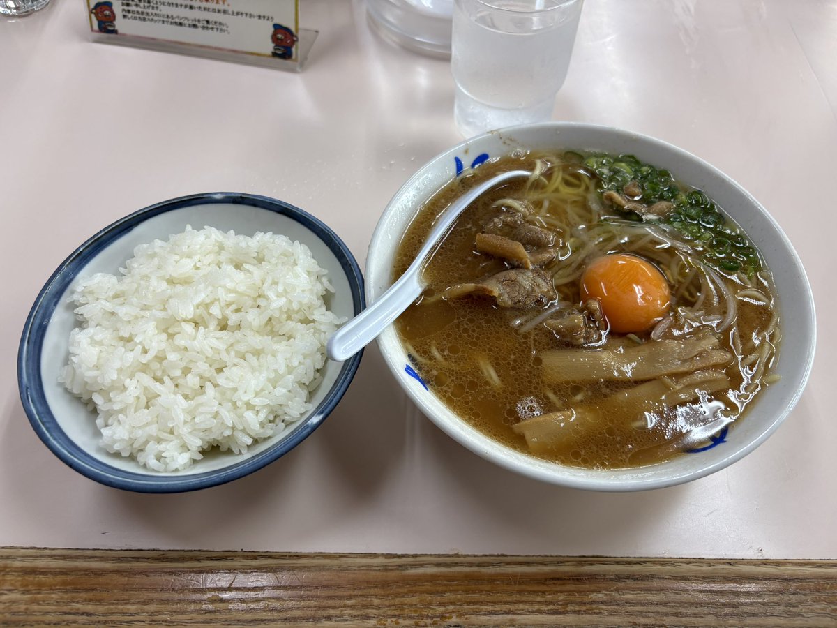 komukomuten's tweet photo. 🚗で四国旅行1発目の飯！徳島ラーメン🍜
めちゃうまだったけど食券のおつりとり忘れて萎え https://t.co/G31soJAUao