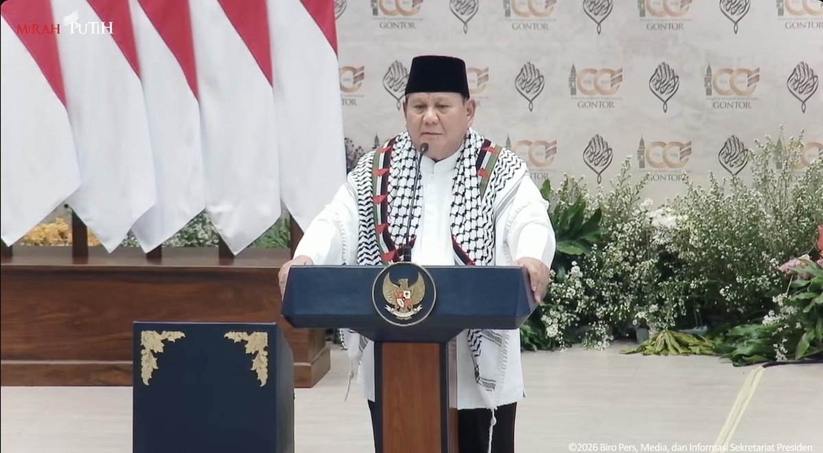 LambeSahamjja's tweet photo. isi yapping prabowo hari ini di pondok darussalam gontor:
- saya menyapa pejabat 
- saudara saudara sekalian
- saya merasa terhormat di undang ke acara ini 
- teriak free palestine 3x
- saya ingin bangsa kita berdiri di kaki kita sendiri
- kok nilai nilai di pondok ini sama dengan nilai di akademi militer kita
- jangan pura pura berbudi tinggi
- jangan pura pura jujur
- jangan pura pura ikhlas
- begitu di beri jabatan langsung nyolong
- saya bertekad anak anak indonesia bisa makan bergizi
- makanya saya buat mbg
- tidak boleh ada anak anak yang kurang gizi
- tidak boleh berangkat sekolah kelaparan 
- itu mandat yang terima
- tidak ada orang lapar lagi di indonesia
- kita begitu banyak kekayaan nya dan subur
- saya ingin berjuang sekeras kerasnya untuk tumpaskan kemiskinan 
- jadi pemimpin itu harus pintar 
- jangan mau di bohongin orang apalgi di bodohin
- aku heran ada yang bergelar professor tapi tidak bisa liat ketidakadilan
- professor malah membela kepentingan orang asing
- jangan mau di cuci otak oleh bangsa asing 
- jangan mau kalah sebelum berjuang
- saya di undang begini makin tambah percaya diri
- apalgi dalam 2 tahun sya jadi presiden
- saya sudah buktikan banyak keberhasilan
- kita sudh buktikan saya bukan pemimpin yang omon omon saja
- saya kaget tim saya buat buku
- semua yang saya lakukan di buatkan dalam buku itu
- kita sudah swasembada pangan 
- menteri menteri syaa hebat 
- gontor tidak boleh berpolitik tapi harus paham politik
- rakyat yang lapar tidak bisa menunggu
- nelayan tidak pernah di bantu selama 81 tahun sekarang kita bantu 
- kapal kapal asing tiap hari ada di laut indonesia
- kekayaan alam kita di ambil terus
- sekrang kita bekerjaa
- mulai tahun depan kita bangun kapal kapl nelayan