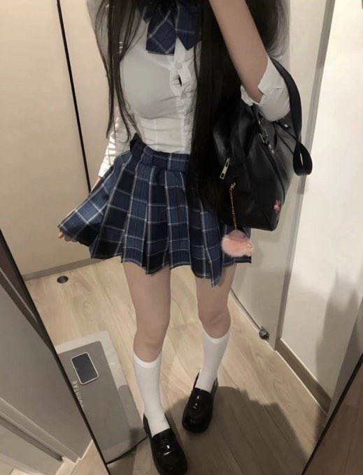 Jinggoo7's tweet photo. 刚拍的课体照               

你们来锐评   真不是黑的😡                          

有男生要看吗🙋‍♂️ https://t.co/gx2uyAtTch