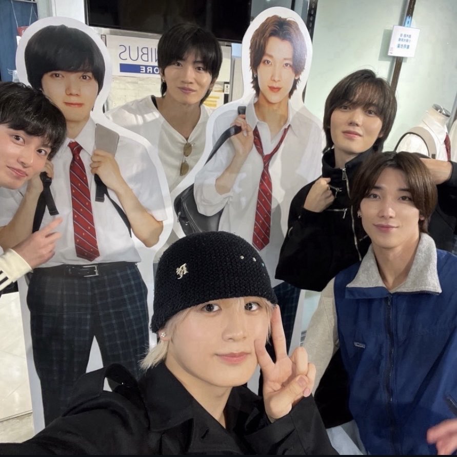 _Kll3x's tweet photo. 光咲さんリュック持ってるし、笑顔で鈴木と2ショット撮る四坂亮翔を俺はどう受け止めるのか正解なのか https://t.co/rTXViIpwjZ