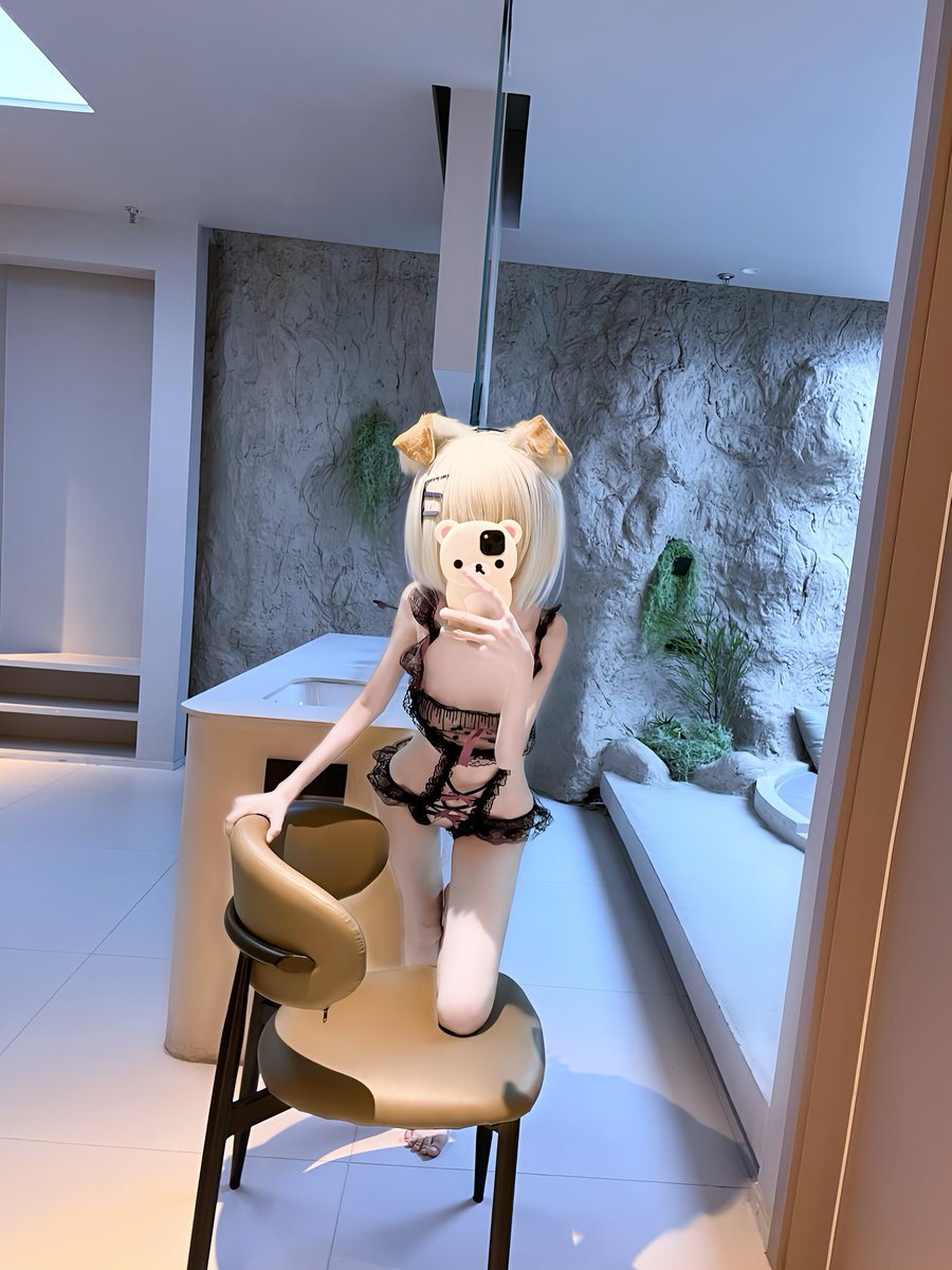 Qqqnni's tweet photo. 🤍🖤 https://t.co/TomhN5V2F1