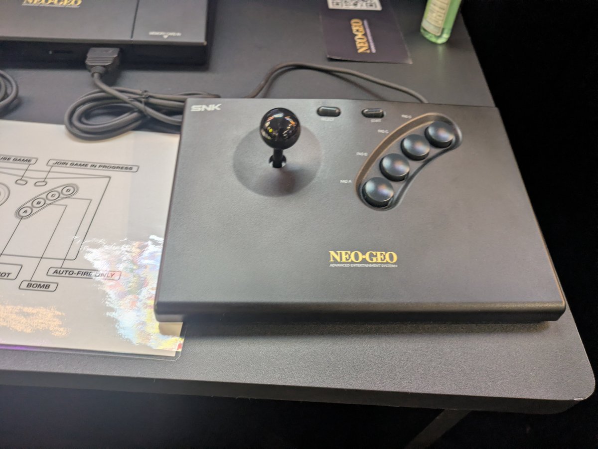 NoobAttacks's tweet photo. @Retro_hoy He probado la neo geo y esta tremenda no entiendo la obsesión por el que sea clavada a la antigua se nota igual se juega igual y los materiales se sienten buenos https://t.co/Nj7SV0akn6