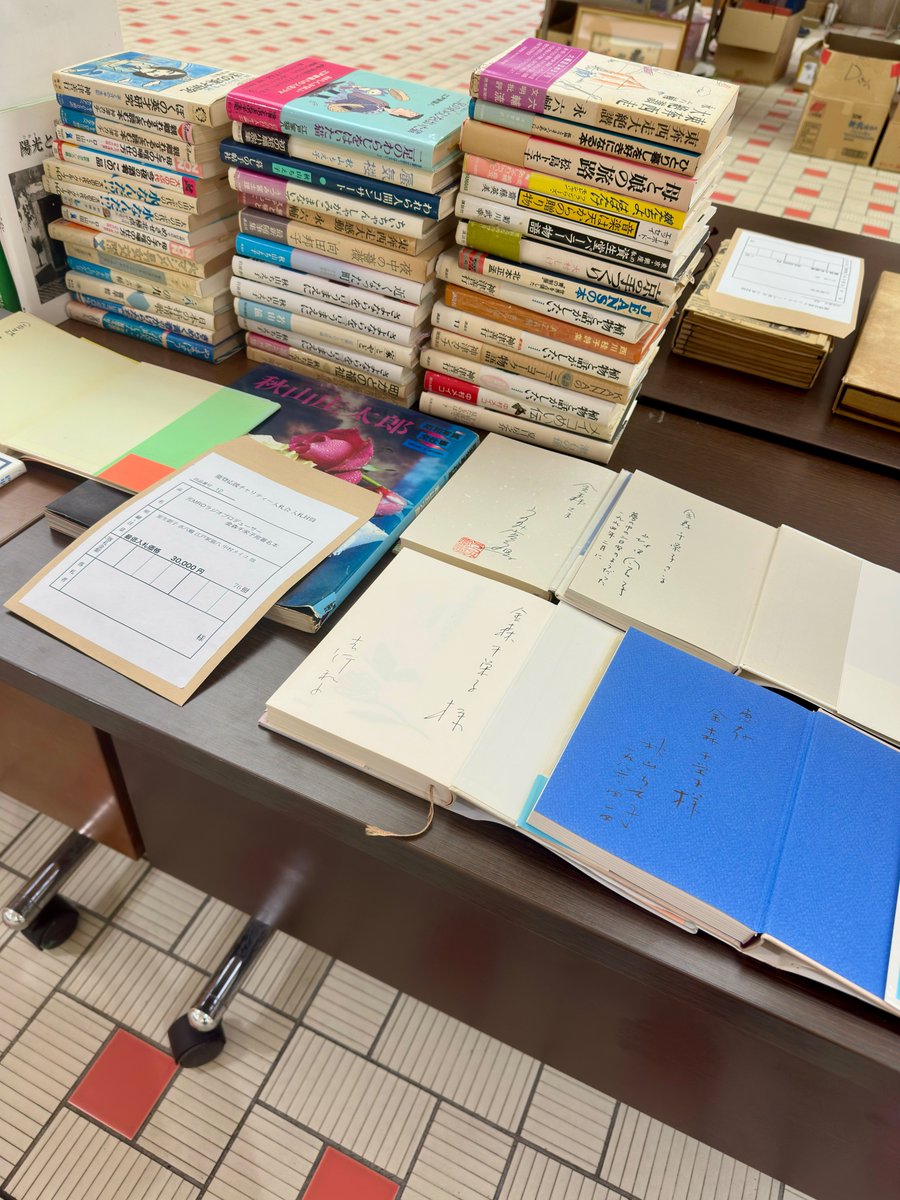 ishikawaKosho's tweet photo. いしかわ古書フェス2026能登応援チャリティー入札会の出品紹介です。
元MROラジオプロデューサー金森千栄子宛署名本、室生朝子 永六輔 江戸家猫八 中村メイコなど錚々たるメンバーの署名本が76冊！ https://t.co/Kde6ZAIc7t