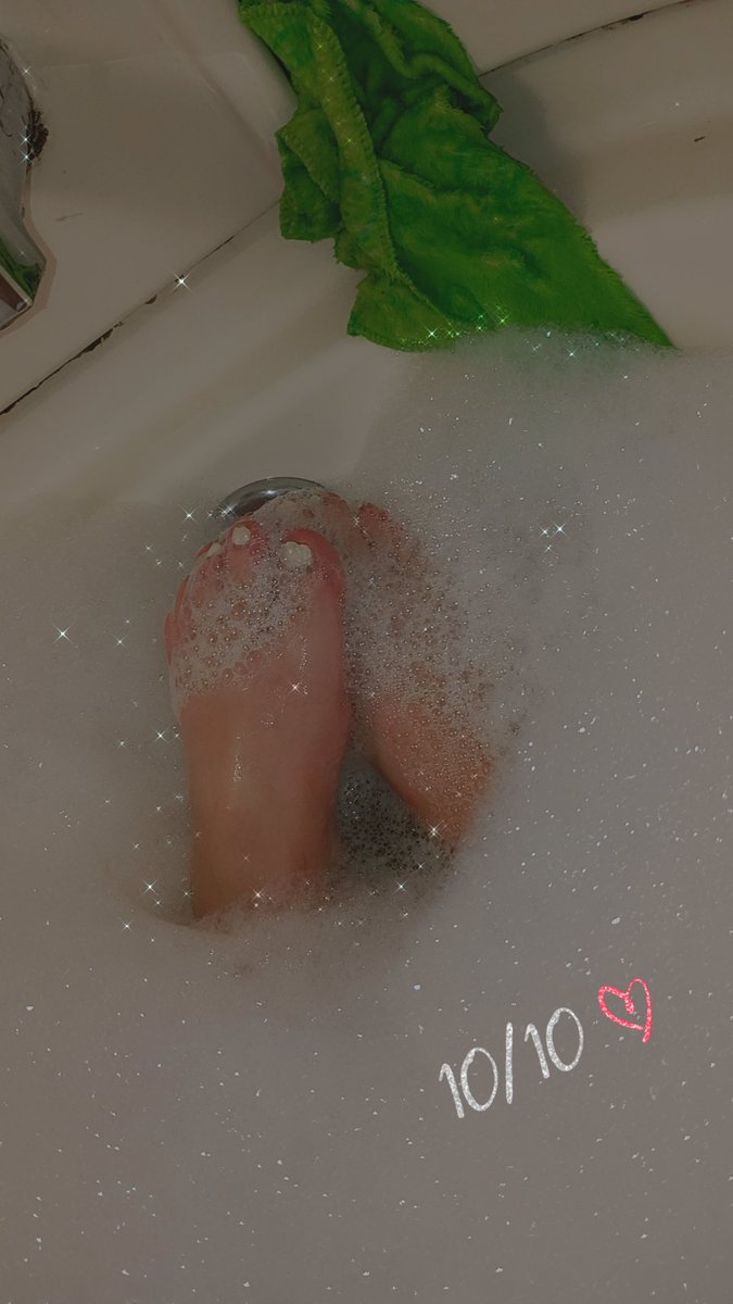 NikkiRenae1's tweet photo. Love getting dirty💦 🍆all day with daddy so I can take a warm bubble bath🛁🧽 at night and do it all over again soon as I get out 💦😝 https://t.co/rEnkV5drHD