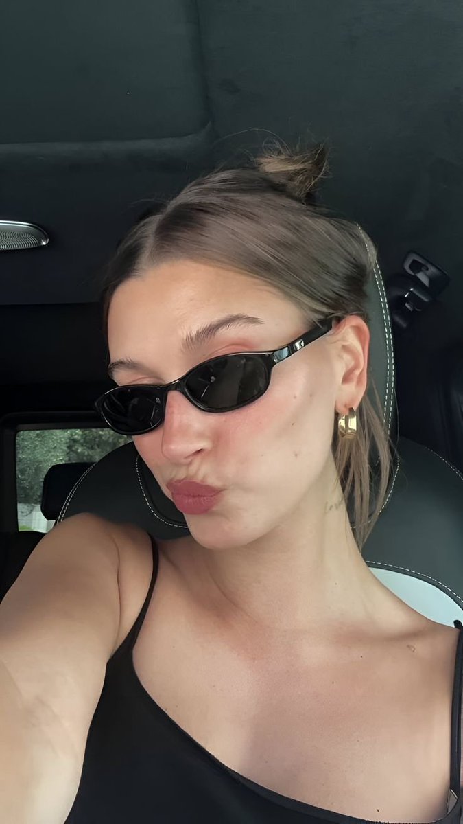 kendallcrave's tweet photo. Hailey bieber https://t.co/ZgGoucoFs7