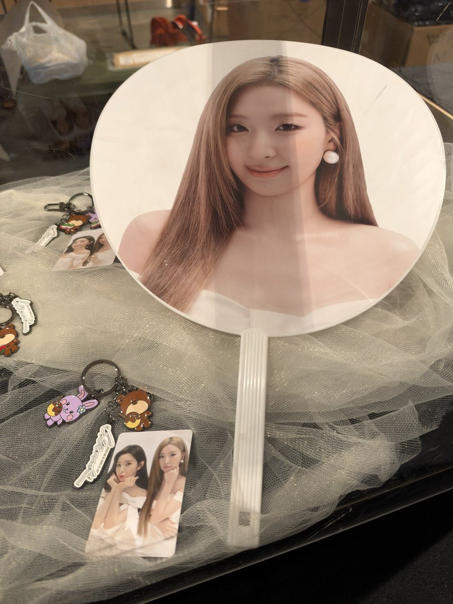 Reveluv____syk's tweet photo. アスルグッズ出てた！
ショーケース汚すぎて笑う
拭くくらいしてくれ https://t.co/jXChIW7ahC