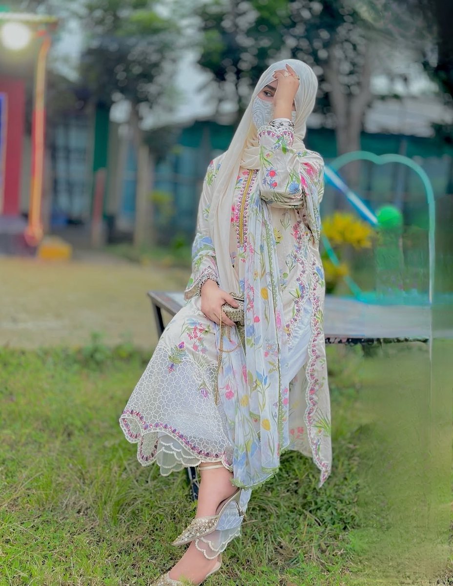 Ayt_5's tweet photo. #Asslamu_Alaikum___ 

एक लड़की के इख्तियार में सिर��फ उसकी ज़िंदगी नहीं बल्कि पूरी नस्ल का किरदार होता हैं !! https://t.co/AQtaObzupf