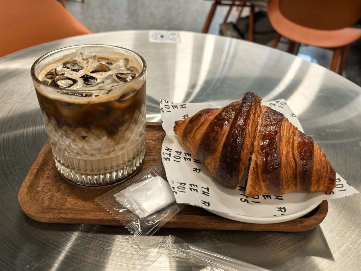 zaferdin1's tweet photo. Midday pick-me-up: warm matcha latte with a flaky croissant. Pure little moment of joy in a busy day.， https://t.co/NDFqzhwZ8t