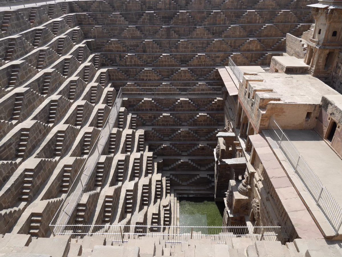IndiaTabiGuide's tweet photo. Chand Baori, Abhaneri, Rajasthan, India 🇮🇳 
ラジャスタン州アバネリにあるチャンドバオリは、世界で最も古く、最も深く、最も大きな階段井戸の一つです。

#chandbaori #stepwell #Bharat #階段井戸 #ニラ #イ���ドガイドニラ #インドコーディネートニラ #インド旅行ガイドニラ #インド情報 #Nira https://t.co/EiMwdpkvVU