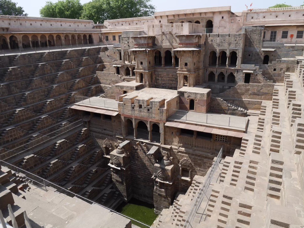 IndiaTabiGuide's tweet photo. Chand Baori, Abhaneri, Rajasthan, India 🇮🇳 
ラジャスタン州アバネリにあるチャンドバオリは、世界で最も古く、最も深く、最も大きな階段井戸の一つです。

#chandbaori #stepwell #Bharat #階段井戸 #ニラ #イ���ドガイドニラ #インドコーディネートニラ #インド旅行ガイドニラ #インド情報 #Nira https://t.co/EiMwdpkvVU