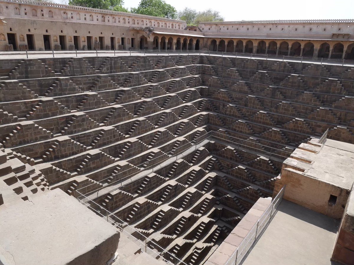 IndiaTabiGuide's tweet photo. Chand Baori, Abhaneri, Rajasthan, India 🇮🇳 
ラジャスタン州アバネリにあるチャンドバオリは、世界で最も古く、最も深く、最も大きな階段井戸の一つです。

#chandbaori #stepwell #Bharat #階段井戸 #ニラ #イ���ドガイドニラ #インドコーディネートニラ #インド旅行ガイドニラ #インド情報 #Nira https://t.co/EiMwdpkvVU