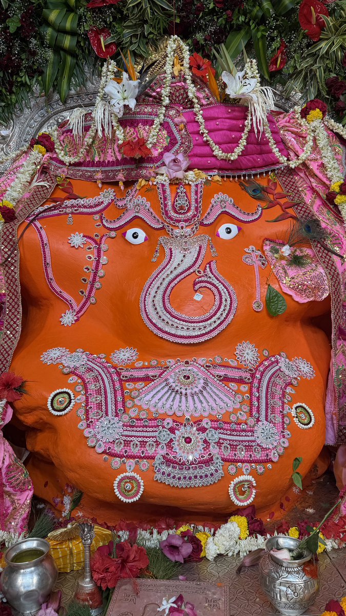 AshokMukhya's tweet photo. 🌺 जय श्रीगणेश🌺
📍श्री गणेश मंदिर खजराना, इन्दौर 
🌻दस दिवसीय श्री गणेश जन्म महोत्सव, 
✨पूज्य श्री गणेश जी महाराज के दिव्य दर्शन 💫 
🗓️ 19 सितम्बर 2026
🪐 सुमुखश्चैकदन्तश्च कपिलो गजकर्णकः।
लम्बोदरश्च विकटो विघ्ननाशो विनायकः॥🙏

👤मुख्य पुजारी अशोक भट्ट-मो. 9302105856 https://t.co/CLOHZERIiz