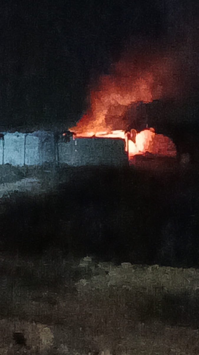 samah_0000's tweet photo. مستوطنون يضرمون النار في غرفه زراعية ويخطون شعارات معادية في منطقة "اغزيوه" شرق يطا جنوب الخليل https://t.co/AKMnQUVICr