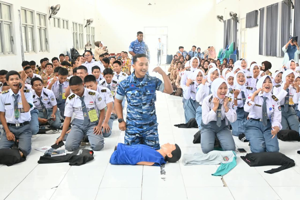 sugirisukani's tweet photo. HUT ke-81 TNI, Lanud SKI Edukasi BHD bagi 100 Pelajar SMA I Kertajati https://t.co/lBkfEKZmwz