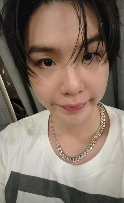 mhereonlyforbts's tweet photo. YOONGI POSTING 2 SELCAS ON IG MADE ME THINK HOW BACK IN THE OLD TIMES YOONGI WOULD POST THOSE SELCAS ONE ON TWITTER THE OTHER ON WEVERSE😭🫶 https://t.co/9IzySselh7