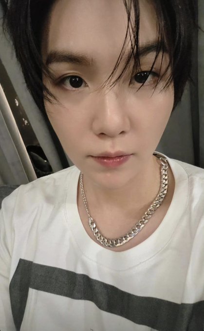 mhereonlyforbts's tweet photo. YOONGI POSTING 2 SELCAS ON IG MADE ME THINK HOW BACK IN THE OLD TIMES YOONGI WOULD POST THOSE SELCAS ONE ON TWITTER THE OTHER ON WEVERSE😭🫶 https://t.co/9IzySselh7