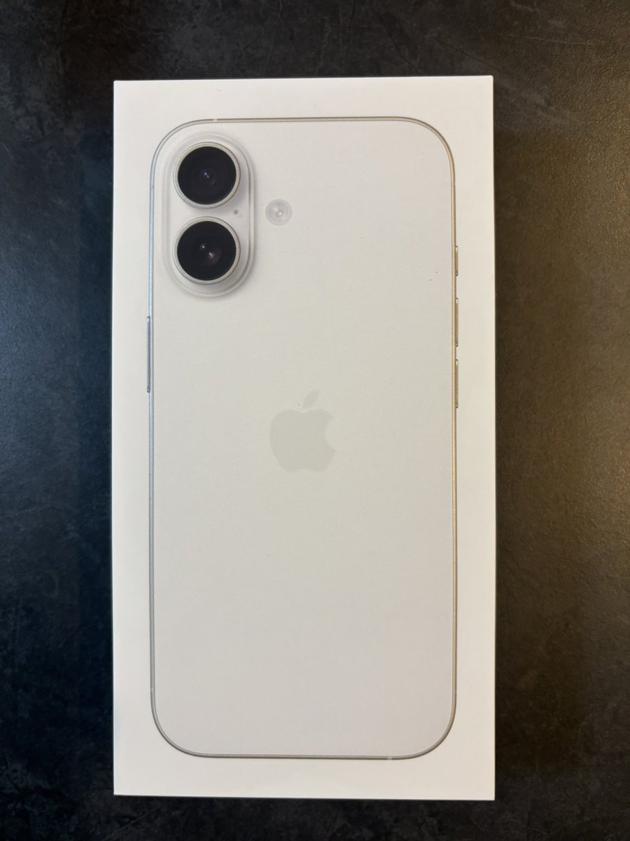 yoshiD_1121's tweet photo. 新iPhone届いたから夜に機種変するかぁ https://t.co/Yg9PTREw1m