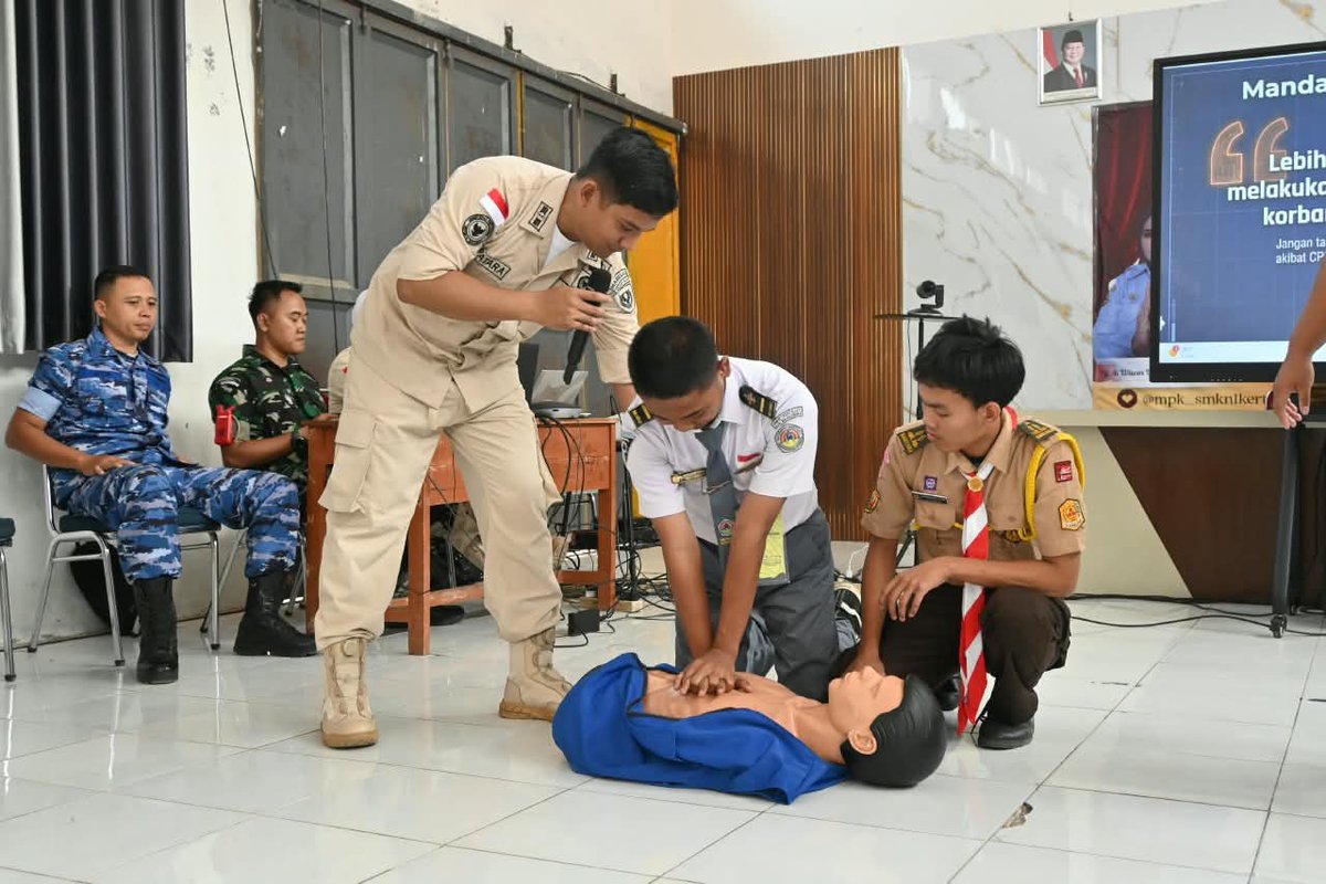 sugirisukani's tweet photo. HUT ke-81 TNI, Lanud SKI Edukasi BHD bagi 100 Pelajar SMA I Kertajati https://t.co/lBkfEKZmwz
