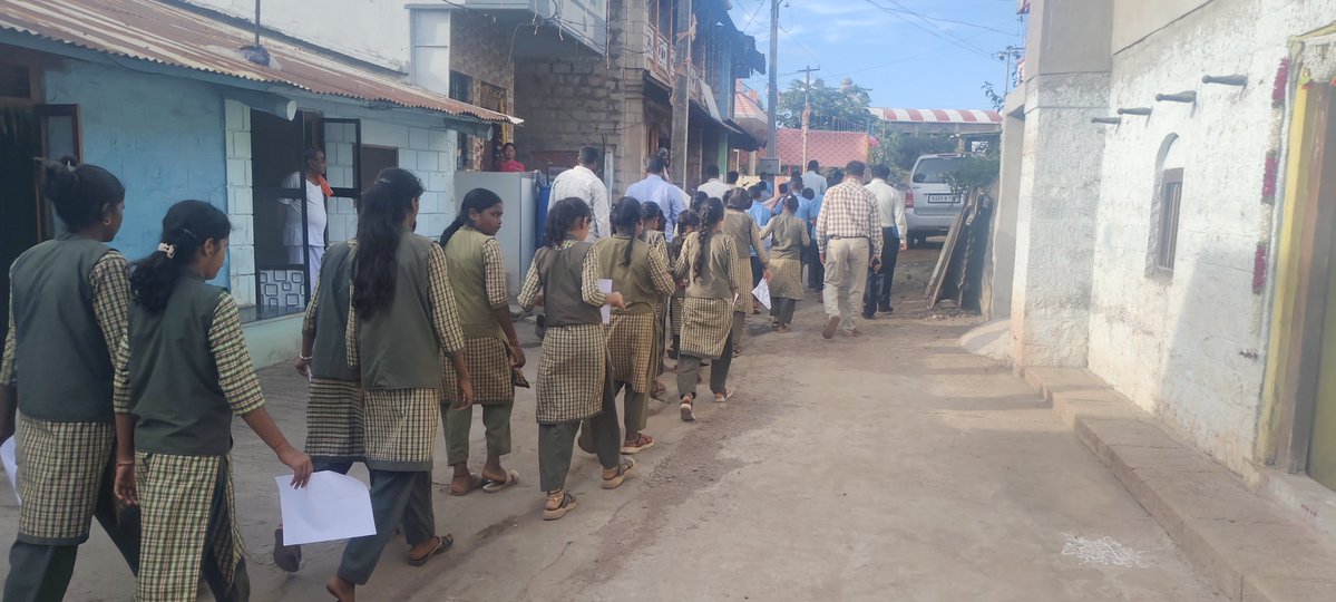 eotphukkeri's tweet photo. ಮತದಾರರ ಪಟ್ಟಿಗಳ ವಿಶೇಷ ಸಮಗ್ರ ಪರಿಷ್ಕರಣೆ 2026 ರ ಅಂಗವಾಗಿ ಯುವ ಮತದಾರರ ನೋಂದಣಿ ಅಭಿಯಾನಕ್ಕೆ ಚಾಲನೆ. ಹತ್ತರಗಿ ಗ್ರಾಮ ಪಂಚಾಯತಿಯಲ್ಲಿ ಶಾಲಾ ಮಕ್ಕಳ ಜಾಥಾ ಮೂಲಕ ಪ್ರಚಾರ ಕಾರ್ಯಕ್ರಮ ಕೈಕೊಳ್ಳಲಾಯಿತು. https://t.co/S9kgjWhZyT