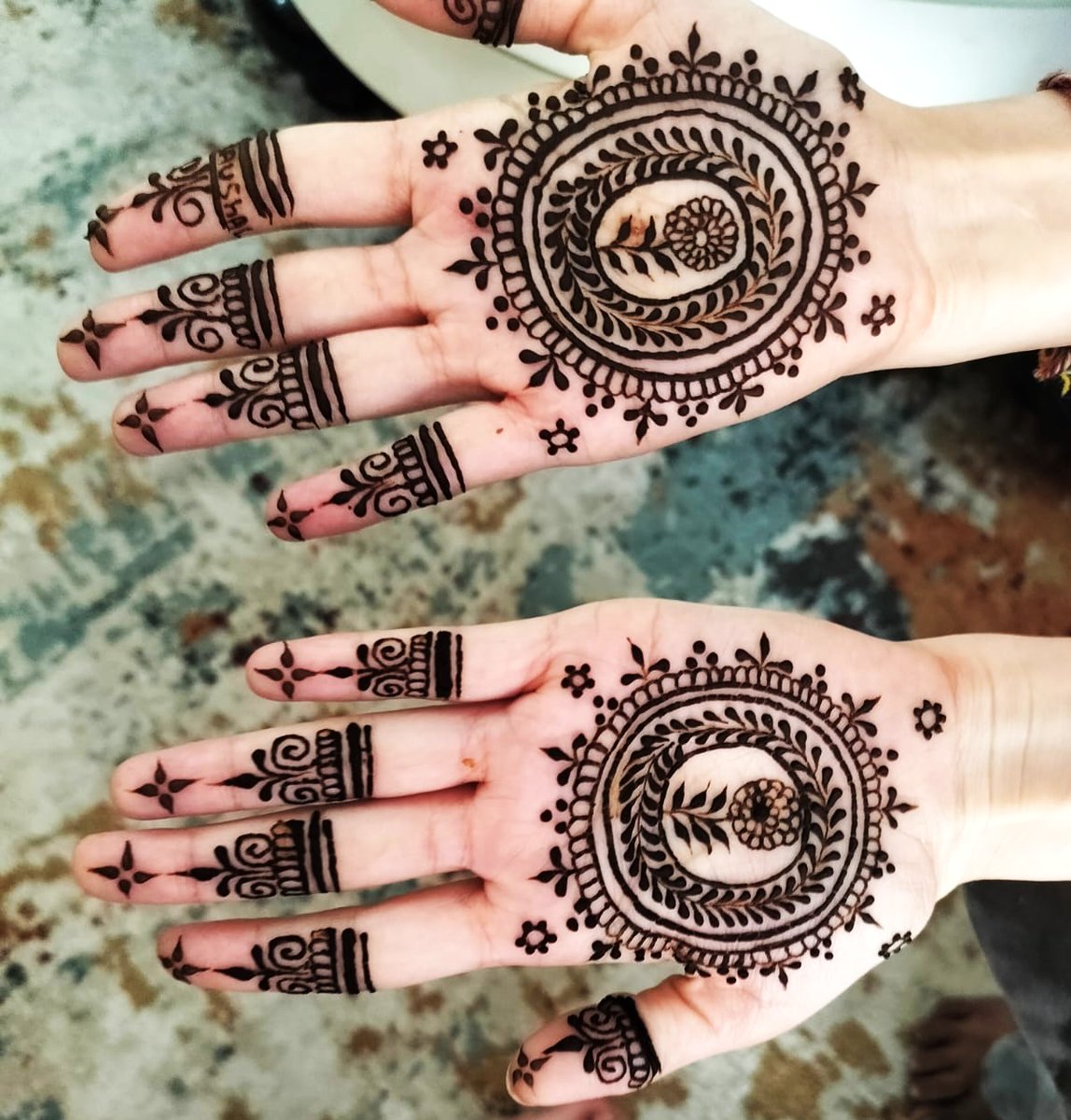 chandrikashubh's tweet photo. A #Career Drawn by #Mehendi
A lovely theme of turning a girl’s #natural #talent into a #livelihood, with your mother’s practical #wisdom becoming the turning point.
https://t.co/034b7W2IWD
#CareerTips #traditionalcrafts #Mehendi #Mydesigns #MehendiLovers #KarwaChauth #designs https://t.co/J4tQkNcX3y