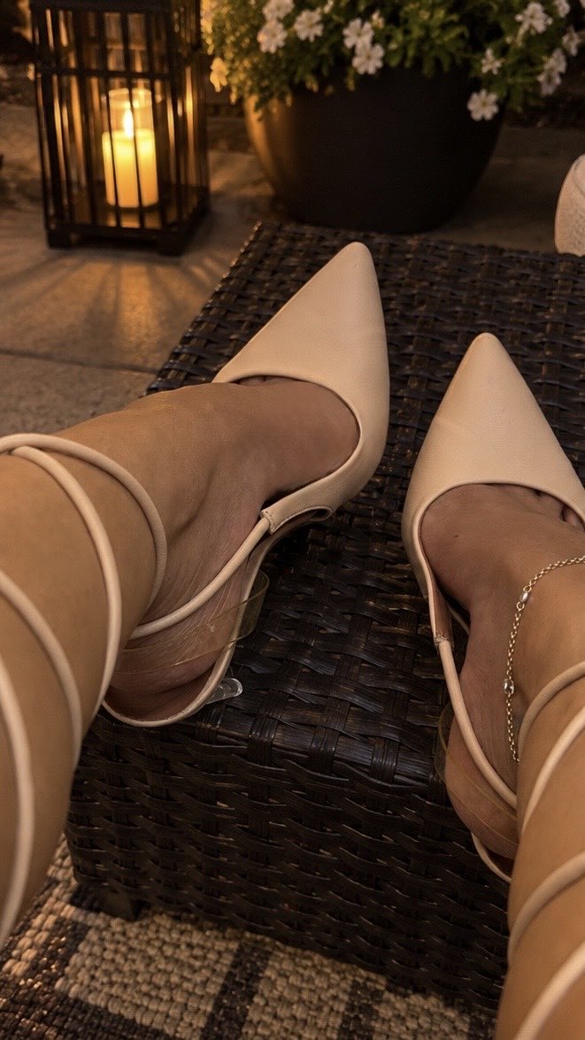 ArriaArches's tweet photo. Out and about 
#feetfetıshly #feetsellers https://t.co/l0CtgXFIn7