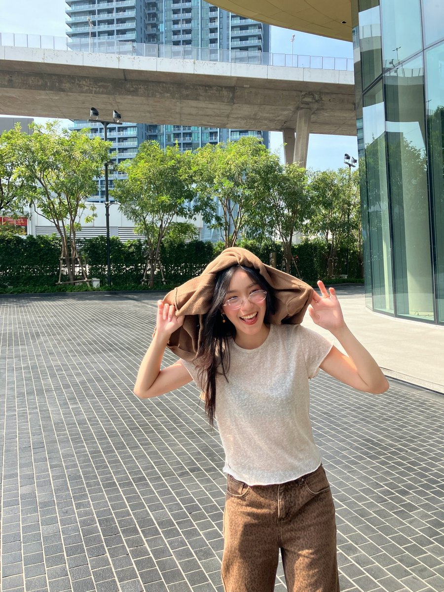 parnpeedt's tweet photo. The city keeps moving, and I keep wandering through its little stories. Between sunlit streets, distant sounds, and lovely sight, I found a quiet kind of poetry in simply being here 🌸 https://t.co/YNGRiFCW4x