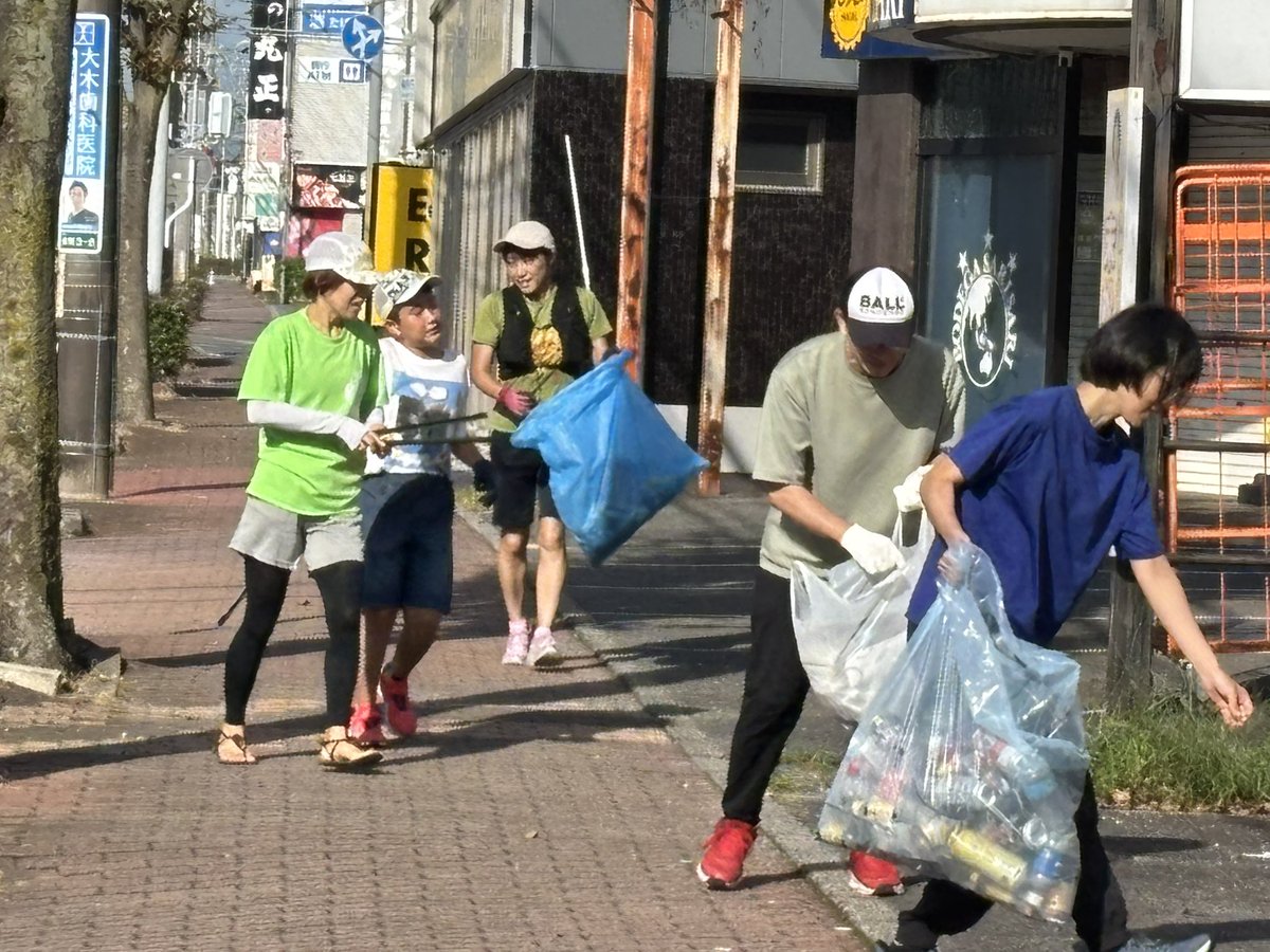 ploggingmie's tweet photo. シルバーウィーク初日は弁天山公園でプロギング。今朝は青空が広がり爽やかな朝活でした。ジョギング班とウォーキング班に分かれてプロギング。10.35kgのお宝ゲットでした。#プロギング #ジョギング #ウォーキング #ランニング #ゴミ拾い #お宝拾い #worldcleanupday #wcdjapan2026 #朝活 #鈴鹿市 https://t.co/bfAMfeQBgP