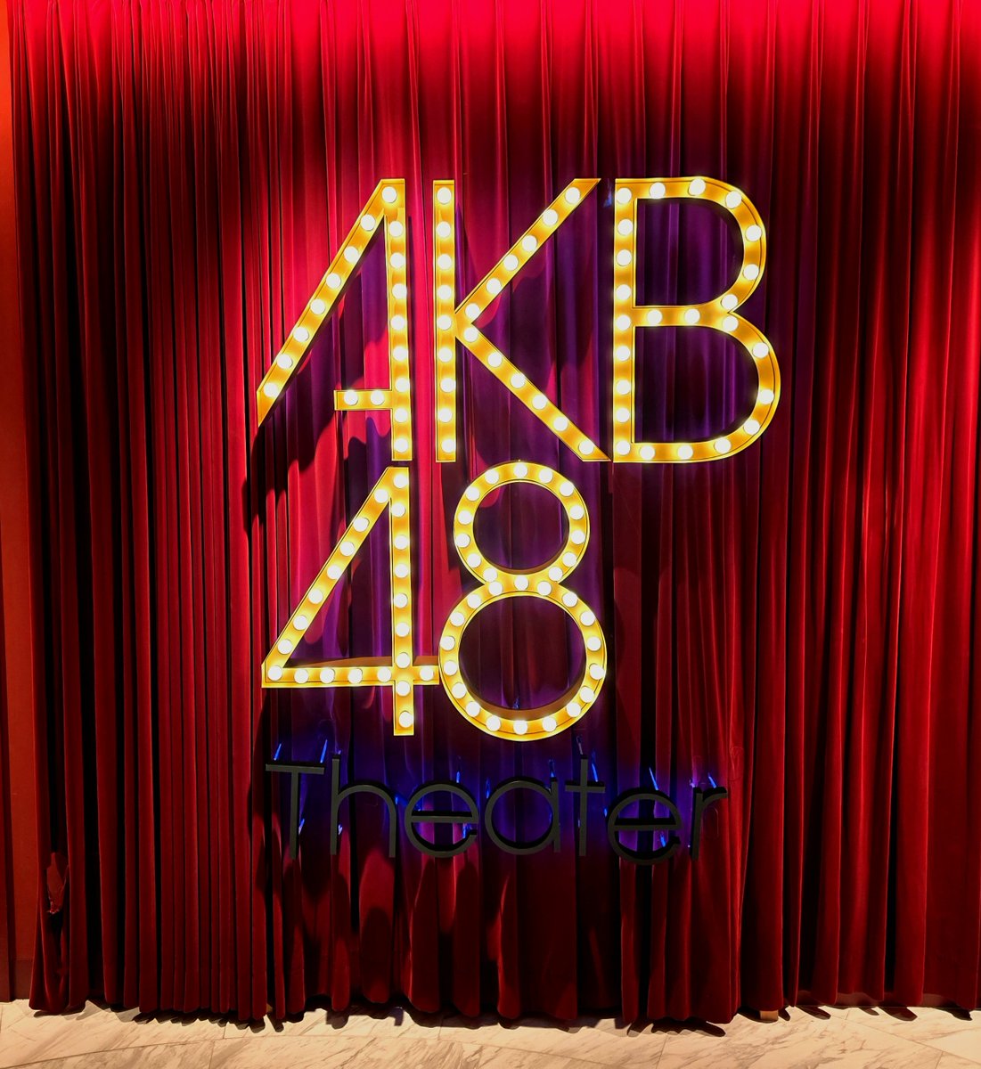 ichiro_2525's tweet photo. AKB48劇場公演レポ➀
劇場公演が当たったので、東京に行った時に、久しぶりに観覧してきました

・ドンキホーテの入口にある看板
・エスカレーターで８階へ
→途中で当選メールの確認あり
・到着すると煌びやかなお出迎え
・フォトスポットは新曲ジャケット

#AKBが好きish #AKB48  #AKB48劇場 https://t.co/oXcdztlkFh