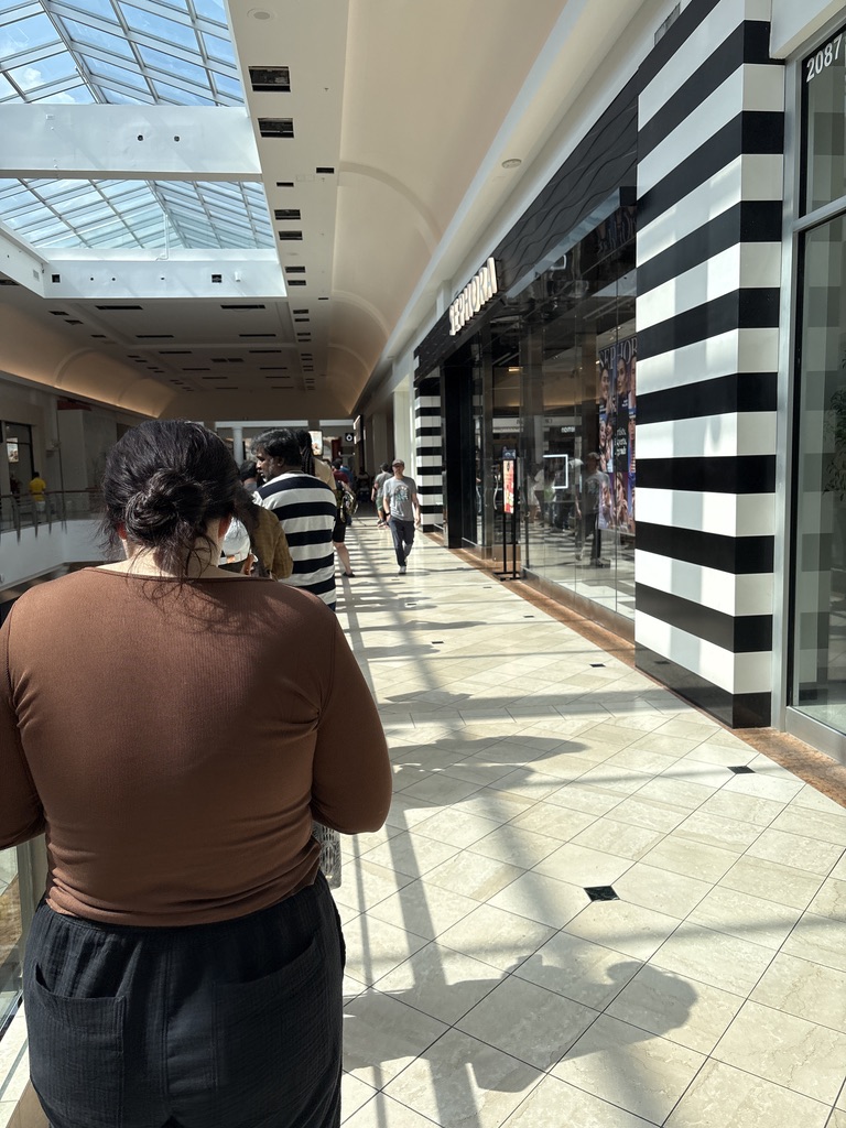 IronLeo31's tweet photo. Erm could someone tell why I had to wait in this long line to get the new iPhone when I already had a preorder and appointment? #apple #iphone https://t.co/vZulSqrjw7