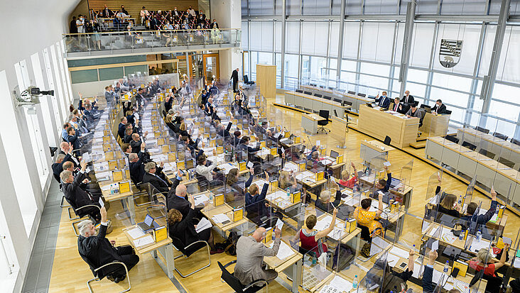 politfacts_ger's tweet photo. Ein Sitz mehr – mit erheblicher Wirkung: Die AfD will die Ausschüsse im neuen Landtag Sachsen-Anhalts mit 12 statt 11 Abgeordneten besetzen. Damit könnte sie dort allein ein 6:6-Patt erzeugen – obwohl sie im Parlament keine eigene Mehrheit hat.

Was nach einer technischen Detailfrage des Parlamentsbetriebs klingt, betrifft unmittelbar die künftigen Machtverhältnisse im Landtag.

Die Landtagsverwaltung empfiehlt für die ständigen Fachausschüsse elf Mitglieder. Die AfD fordert zwölf. Die übrigen Fraktionen sprechen sich nach MDR-Informationen für elf aus.

Der Grund für den Streit liegt in der Sitzverteilung nach der Landtagswahl. Die AfD verfügt über 39 der insgesamt 83 Mandate. Bei einem Ausschuss mit elf Mitgliedern würden auf sie voraussichtlich fünf Sitze entfallen. Sechs Mitglieder kämen aus den übrigen Fraktionen.

Bei zwölf Ausschussmitgliedern sähe das anders aus: Die AfD käme voraussichtlich auf sechs Sitze. Stimmen ihre Mitglieder geschlossen gegen die sechs übrigen Ausschussmitglieder, entsteht ein Patt. Eine erforderliche Mehrheit käme dann nicht zustande.

Genau darin liegt die politische Bedeutung:
Die AfD hätte damit weiterhin keine Mehrheit. Sie wäre aber bei bestimmten Abstimmungen nicht mehr zwingend auf die Unterstützung einer anderen Fraktion angewiesen, um eine Entscheidung im Ausschuss scheitern zu lassen.

Das ist mehr als parlamentarische Mathematik.

Fachausschüsse sind die Arbeitszentren eines Parlaments. Dort werden Gesetzentwürfe und Anträge fachlich beraten, Sachverständige angehört, Änderungsanträge behandelt und Beschlussempfehlungen für das Plenum vorbereitet.

Allerdings ist auch die Grenze wichtig: Ein Ausschuss beschließt nicht einfach anstelle des Landtags Gesetze. Die abschließende Entscheidung über Gesetze liegt grundsätzlich beim Plenum. Die Aussage, die AfD könne mit sechs Ausschusssitzen künftig „jedes Gesetz blockieren“, wäre deshalb falsch.

Aber sie könnte bei einer entsprechenden Ausgestaltung der Ausschüsse allein dafür sorgen, dass bestimmte Vorlagen dort keine Mehrheit erhalten.
Aus einem einzigen zusätzlichen Ausschusssitz würde damit eine institutionell relevante Sperrposition.

Noch ist nichts entschieden. Die rechtliche Zulässigkeit und Ausgestaltung soll nach Angaben des MDR vom Gesetzgebungs- und Beratungsdienst des Landtags geprüft werden.

Quellen: MDR Sachsen-Anhalt, 16./18.09.2026 – Streit über die Größe der Landtagsausschüsse und Beratungen des Vorältestenrats. (https://t.co/AxbmOoYaGT) Landtag Sachsen-Anhalt – Rechtsgrundlagen und Geschäftsordnung des Landtags. (Landtag Sachsen-Anhalt)

#SachsenAnhalt #Landtag #AfD #Politfacts