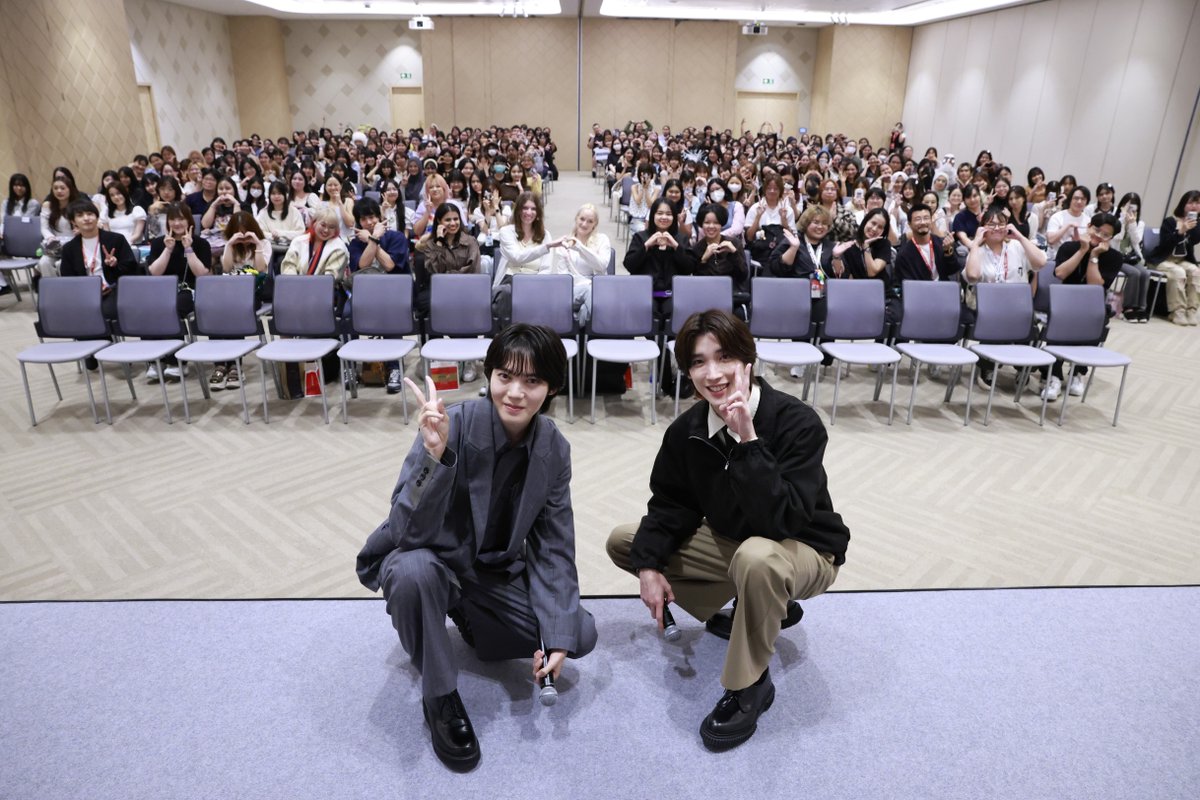 Gagaoolala_Thai's tweet photo. ประมวลภาพกิจกรรม SERIZAWA SPECIAL TALK SESSION และ SERIZAWA SPECIAL SCREEENING SESSION ในวันที่ 28 สิงหาคม 2026 โดยทั้งสองหนุ่ม KOIZUMI KOSAKU และ SHISAKA RYOTO มาเยือนงาน NIPPON HAKU BANGKOK 2026 และกระทบไหล่แฟน ๆ ชาวไทยพร้อม GagaOOLala ถึงที่ ทั้งสนุกสนานและเต็มไปด้วยความประทับใจมากมาย

📷 ดูรูปภาพเพิ่มเติมได้ที่
IG: gagaoolala.official.thailand ➡️ https://t.co/Gk20SJR33R 
FB: GagaOOLala Thai➡️ https://t.co/QQNjBj6RWD  

#陽キャ集団
#小泉光咲 #四坂亮翔
#PopularSerizawaActsWeirdAroundMe
#GagaOOLalaxSerizawainBKK
#NIPPONHAKUBANGKOK2026
#GagaOOLala
#กาก้าอูลาล่า