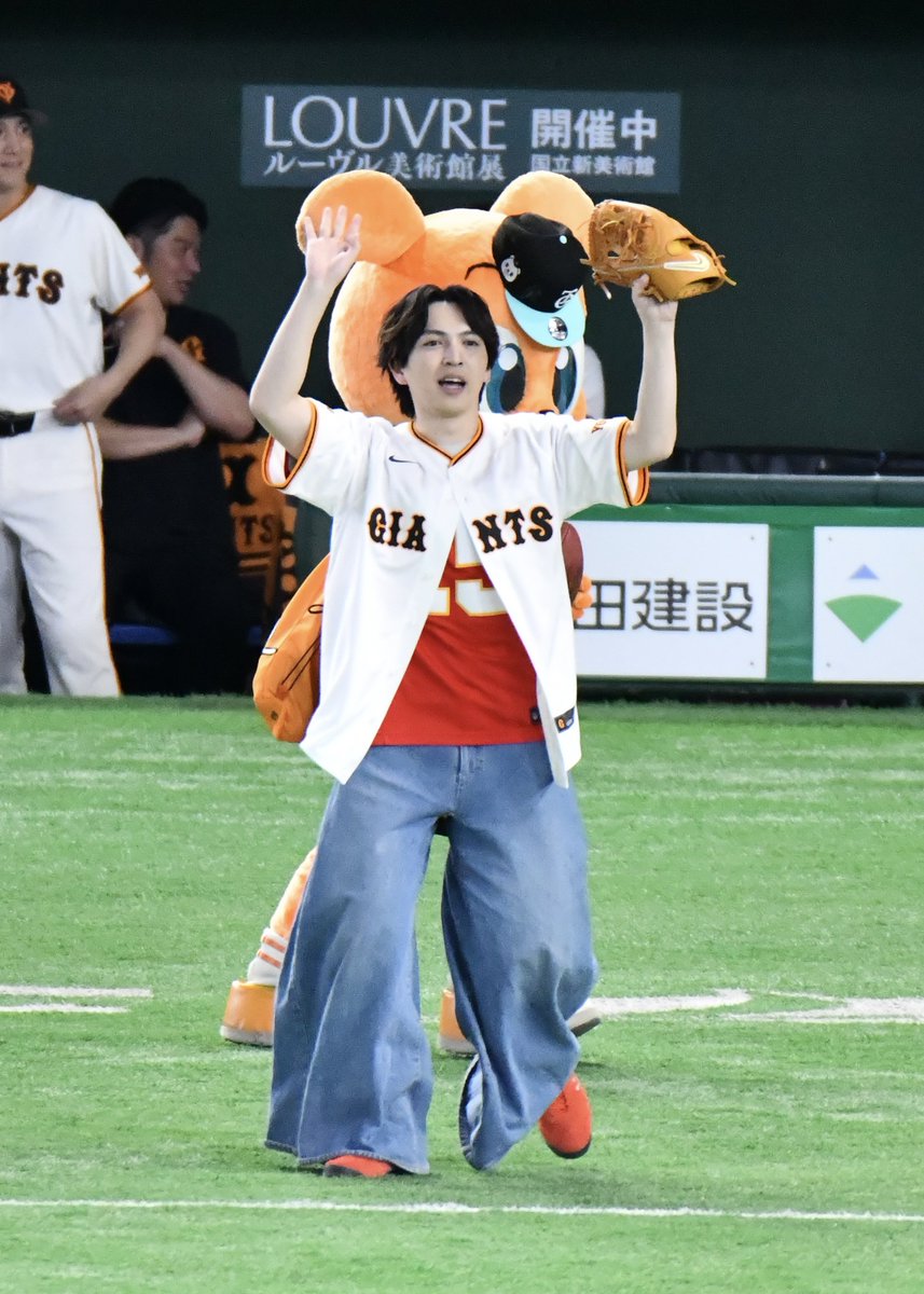 pooh_photo_1011's tweet photo. M!LK 吉田仁人さん
セレモニアルピッチ

 #吉田仁人 #MILK
 #セレモニアルピッチ https://t.co/mnh5DPoySp