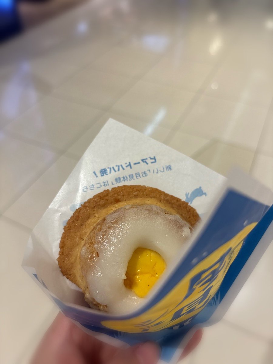 moyu817's tweet photo. お出かけした時食べちゃったものたち笑

月見シュー思ったより美味でした🎑
もちもちとカリカリとカスタード💛

りんご飴のお店のジュースはさっぱり濃厚で🍎

ショコラのクレープは甘くはないけどチョコが出てきたらG◯DIVA🍫という感じで美味でした〜🐎

#シュークリーム #りんごジュース #クレープ https://t.co/4b6uxcnJ4w